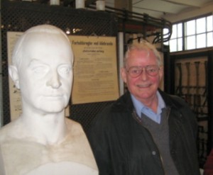 Hans M. Barfoed (i2753) med buste af Thomas B. Thrige